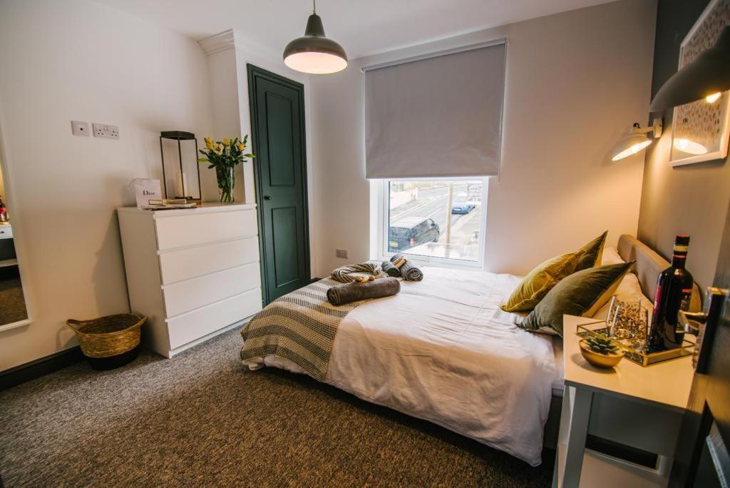 Quiet Location - 3 Bedroom Family House With 3 Shower Room - 2 Parking Spaces Plymouth Dış mekan fotoğraf
